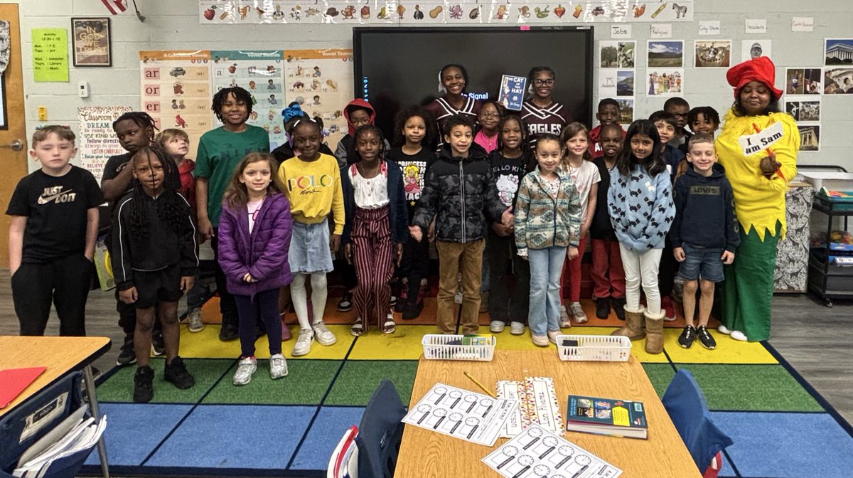 EaglesHLHS's tweet image. Our cheerleaders helped Shadow Oaks Elementary celebrate Dr. Seuss week by reading to some of the little eagles this morning. #famiHLy 🦅 #TeamDCS