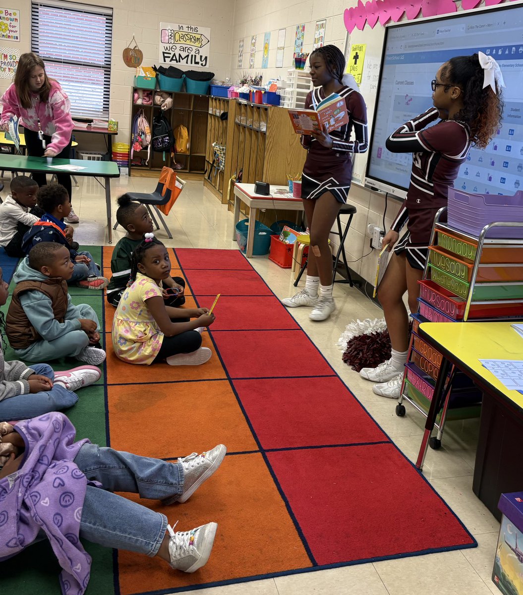 EaglesHLHS's tweet image. Our cheerleaders helped Shadow Oaks Elementary celebrate Dr. Seuss week by reading to some of the little eagles this morning. #famiHLy 🦅 #TeamDCS