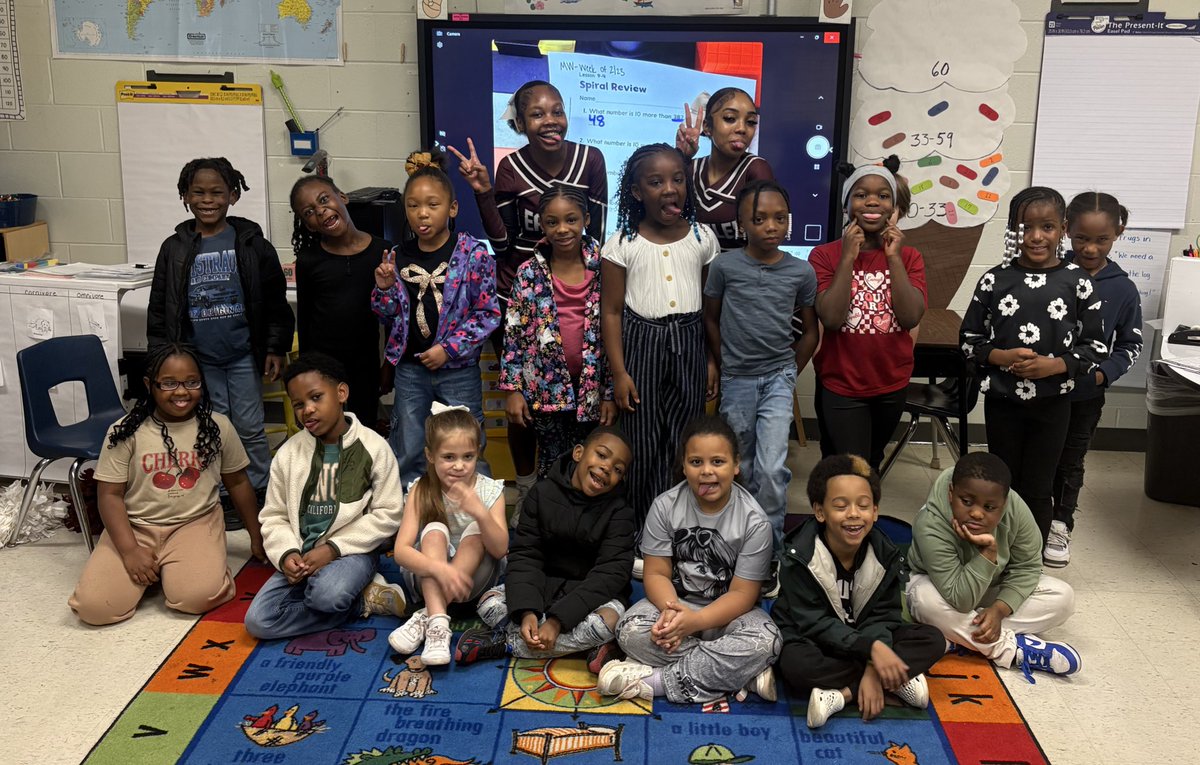 EaglesHLHS's tweet image. Our cheerleaders helped Shadow Oaks Elementary celebrate Dr. Seuss week by reading to some of the little eagles this morning. #famiHLy 🦅 #TeamDCS