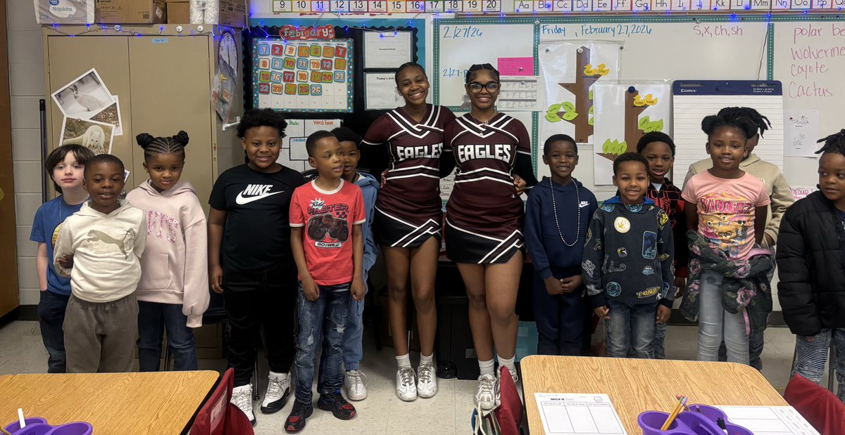 EaglesHLHS's tweet image. Our cheerleaders helped Shadow Oaks Elementary celebrate Dr. Seuss week by reading to some of the little eagles this morning. #famiHLy 🦅 #TeamDCS