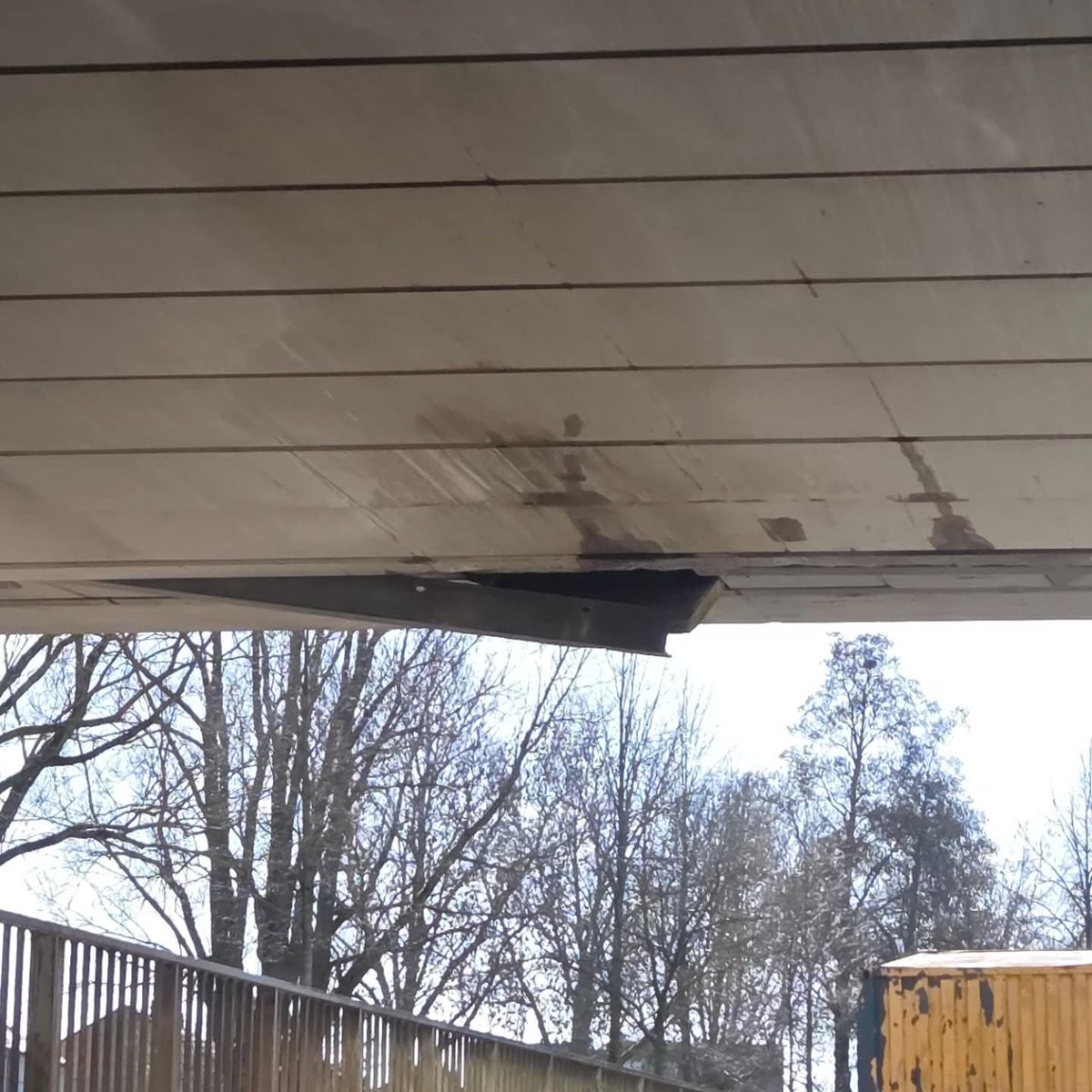 Vrachtwagen beschadigt tunnelbak, weg afgesloten in Den Bosch