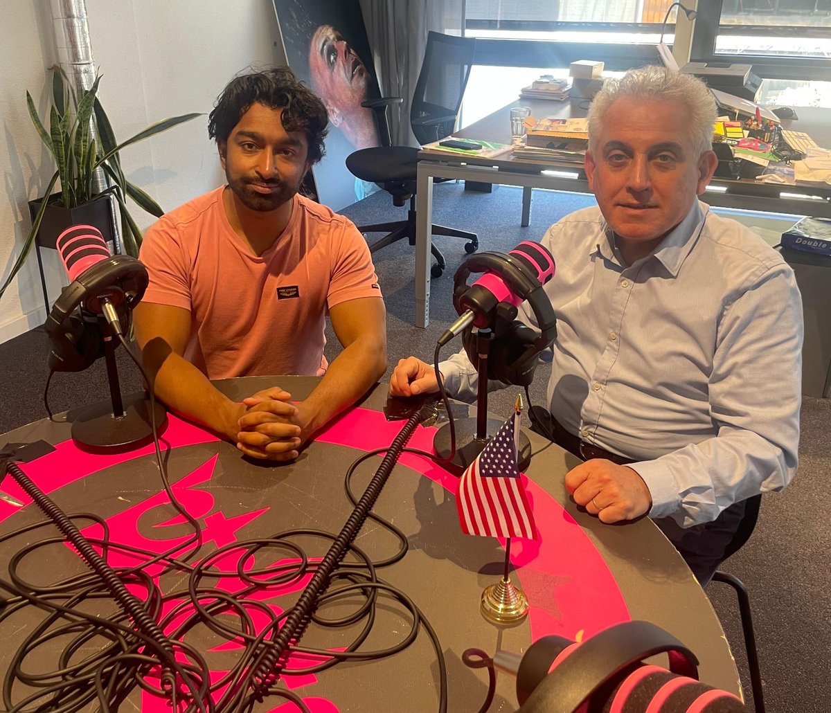 TimonDias's tweet photo. Ontroerende aflevering met Keyvan Shahbazi over zijn wereld van gisteren, en misschien die van morgen:
https://t.co/R35VTwQO3H https://t.co/WfXGZFehug