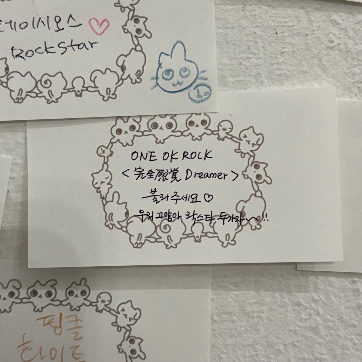 okabonne's tweet photo. 도쿄돔 가느라 폰케 주문 놓쳐서(ㅜ) 그림만이라도 가지려고 첨에 간건데 디피 디테일 하나하나가 다 섬세하고 귀여워서 놀랍고, 참여 멤버분들이 너무 호화로워서 한번 더 놀랐다는..
여기도 럭드 꽝이 없어서 덕분에 많이 뽑아 버렸어요 ㅎㅎ 나중에 폰케 재판도.. 기다립니다♡
#bbinoculation https://t.co/fKZz2qRFdf