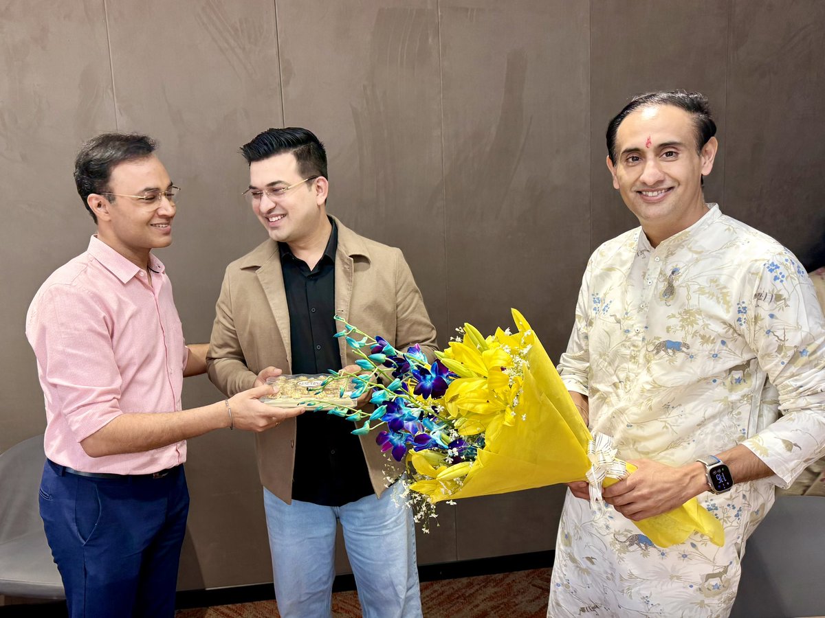 RohitVEditor's tweet photo. Changing the screen, but the scene remains the same! It’s been a fantastic innings at @ndtvindia , Shubhankar. Go set YouTube on fire, but remember the Editor’s eye and our 'connection' will always stay online 😊  Rock on @shubhankrmishra https://t.co/Q9pQmx5m5c