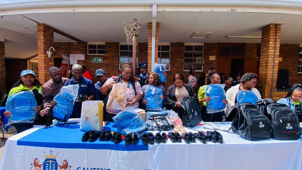 EkurhuleniDist1's tweet photo. Our Clinical Forensic Medical Services(Bertha Gxowa Care Centre)in collaboration with other stakeholders,visited Leeuwpoort Primary School today to conduct an awareness campaign on child abuse

The directorate also donated school uniforms,school shoes, and school bags to learners https://t.co/axxnWUcwJW