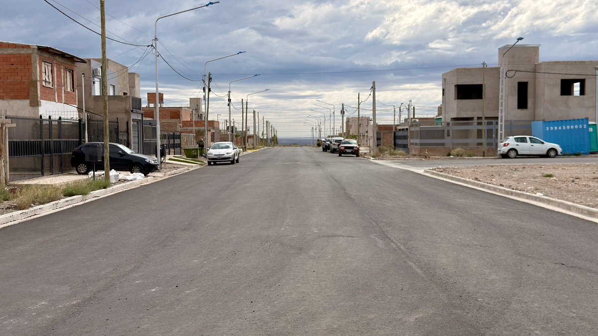 ANicolaOK's tweet photo. 💪Inauguramos la pavimentación del 100% del Distrito 2 : una obra integral con espacios verdes, iluminación led, pluviales y cordones cuneta. 
✅Un desarrollo que mejora el barrio, y potencia el Polo Científico Tecnológico y el Parque Lineal Las Bardas. #PalabraCumplida https://t.co/LS1cClME01