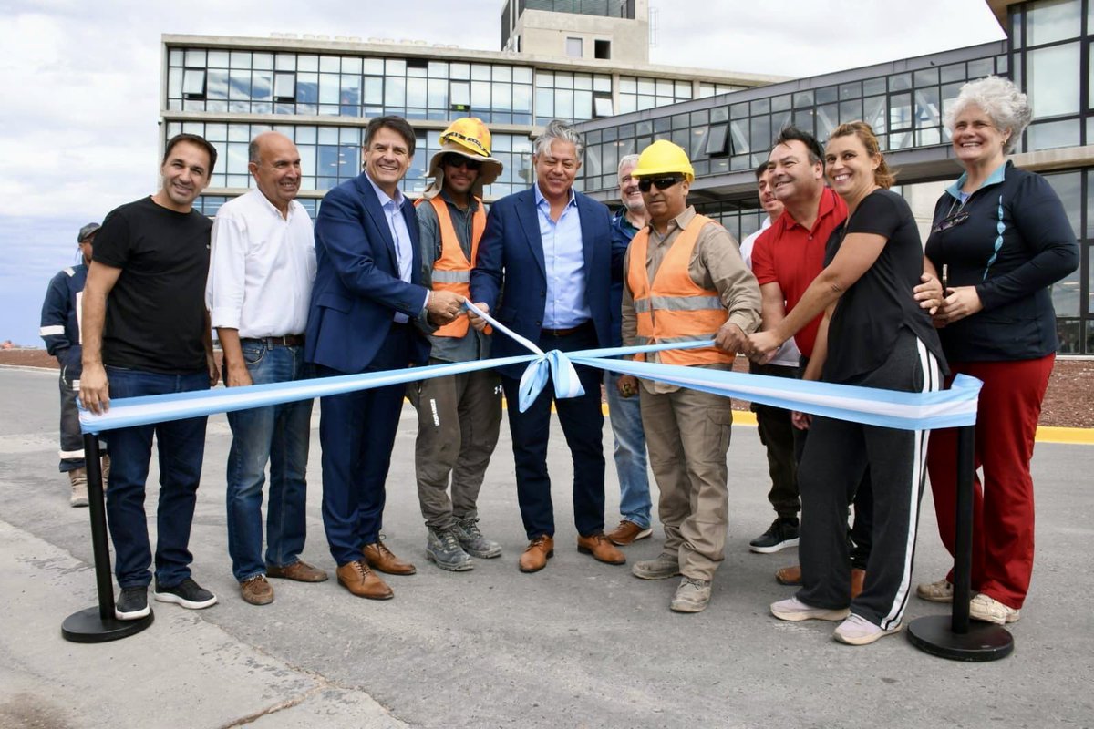 ANicolaOK's tweet photo. 💪Inauguramos la pavimentación del 100% del Distrito 2 : una obra integral con espacios verdes, iluminación led, pluviales y cordones cuneta. 
✅Un desarrollo que mejora el barrio, y potencia el Polo Científico Tecnológico y el Parque Lineal Las Bardas. #PalabraCumplida https://t.co/LS1cClME01
