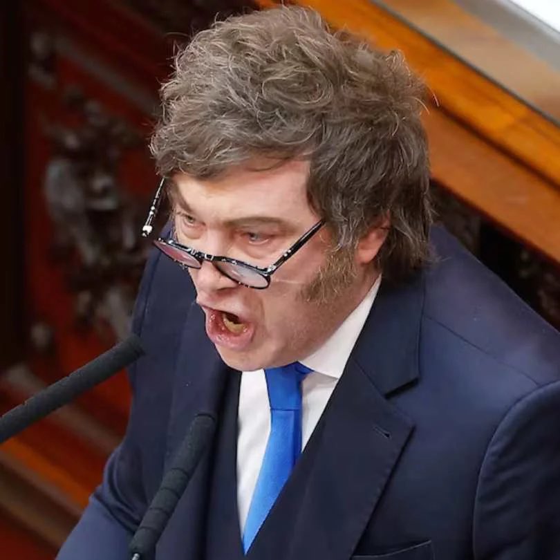 crislopeztdf's tweet photo. 🏛️ MAS INSULTOS QUE PROPUESTAS

🗣️ El discurso de Milei en el Congreso fue violento y sin respuestas concretas para las familias argentinas que hoy sufren la crisis.

❌NO habló del cierre de empresas.
❌NO habló del empleo.
❌NO habló de quienes no llegan a fin de mes.

En Tierra del Fuego sabemos que la apertura de importaciones pone en riesgo miles de puestos laborales 👩‍🏭👷🏻‍♂️

Gobernar no es confrontar todo el tiempo. Gobernar no es gritar más fuerte.
Es cuidar a la gente. Es defender el trabajo y la producción nacional.

Argentina necesita menos gritos y más soluciones 🇦🇷