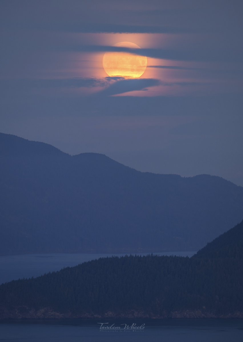 This morning's moonset - 🌕 
I woke up early to shoot the 99.1% Worm Moon as it set over Lummi and Orcas Islands. It looked really cool as it slipped below the clouds to the west. #pnw #wawx #nature