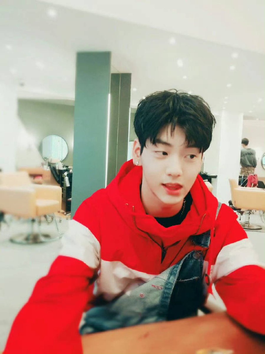 csbshots's tweet photo. back when Soobin was a trainee and kept it a secret just in case the results didn't go well, treating himself to ice cream on tough days…Soobin who was also just a young kid that became the leader… he grew up so well despite everything ☹️🤍 

thankyou for existing. soobinie. https://t.co/4Ma5ZkMOHn