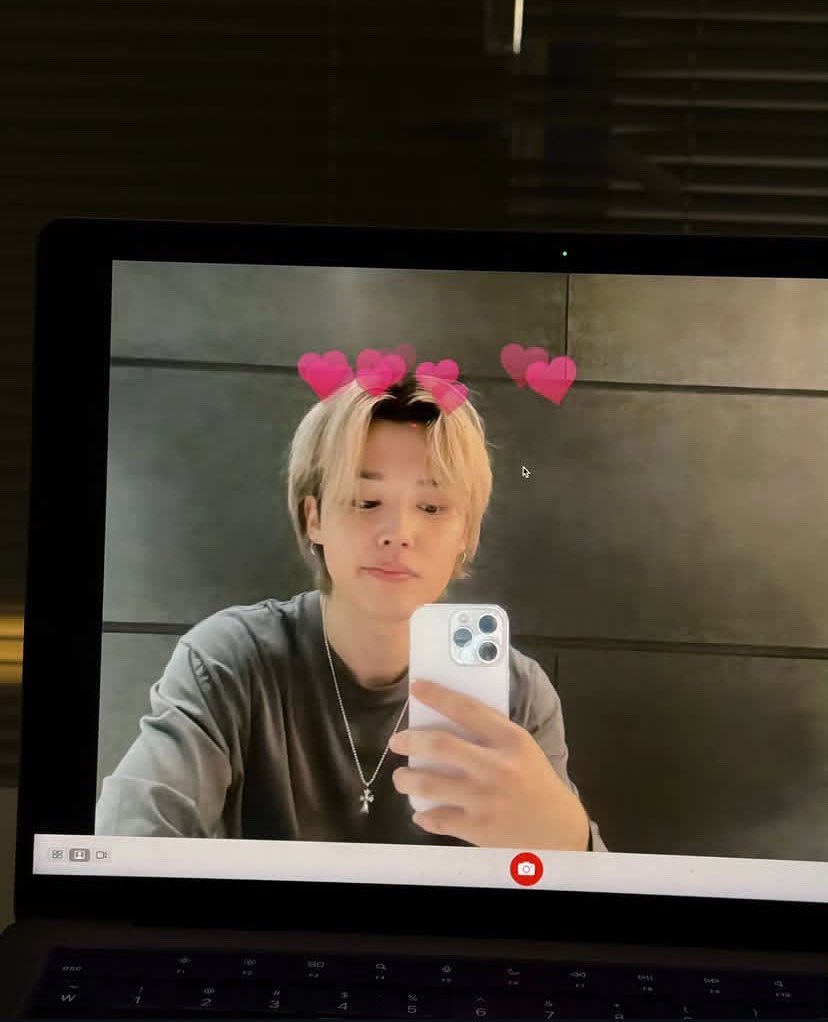 xoxokiks_7's tweet photo. selca+your ult bias 💗 https://t.co/3o7mjNfza8