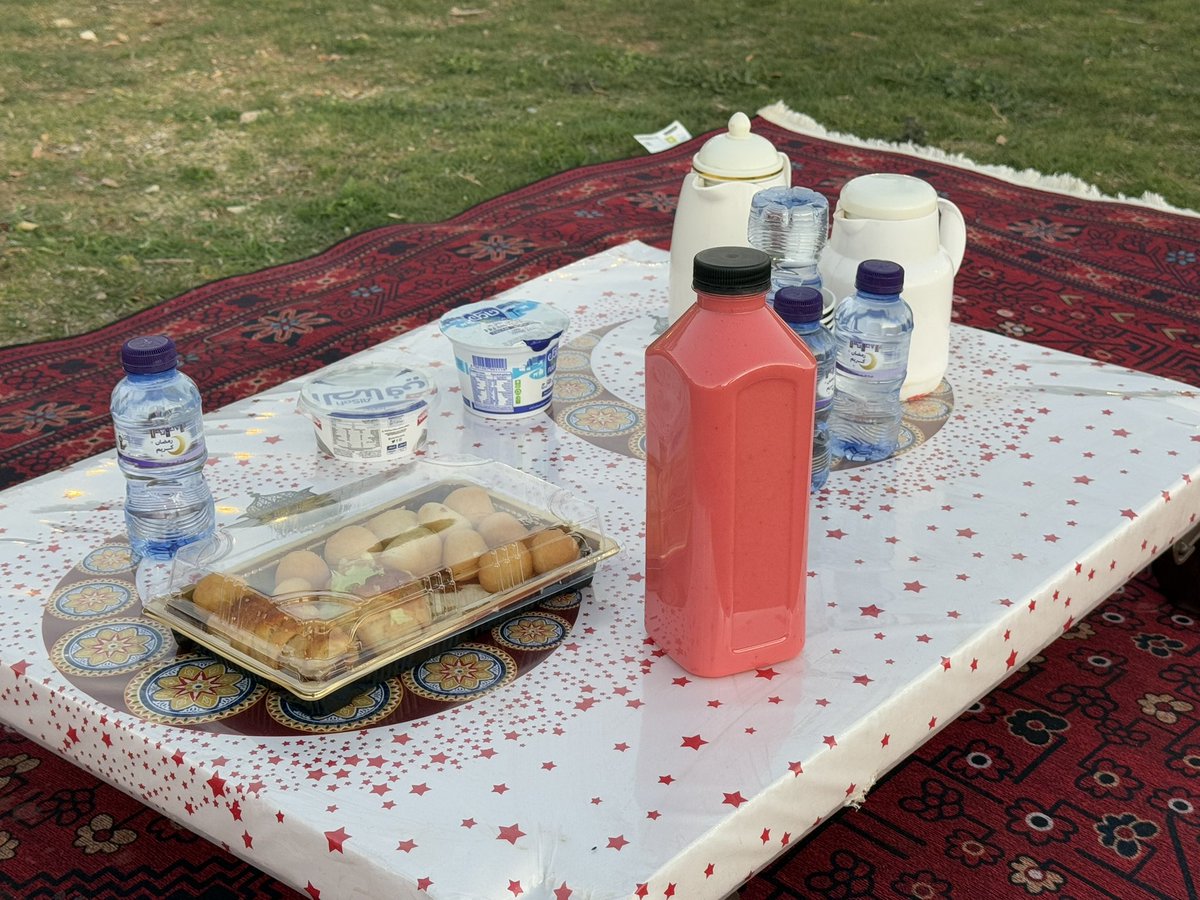 dharyah's tweet photo. وضمن إلتزاماتها المجتمعية تنفذ #بلدية_محافظة_ضريه في حديقة المسافر على طريق الملك عبدالله بمحافظة ضريه بالاشتراك مع جمعية الخدمات الانسانية بالصمعور تجهيز طاولات افطار للمسافرين ممن يرغب بالتوقف والاستراحة 
#أمانة_منطقة_القصيم https://t.co/PE8SToNAxE