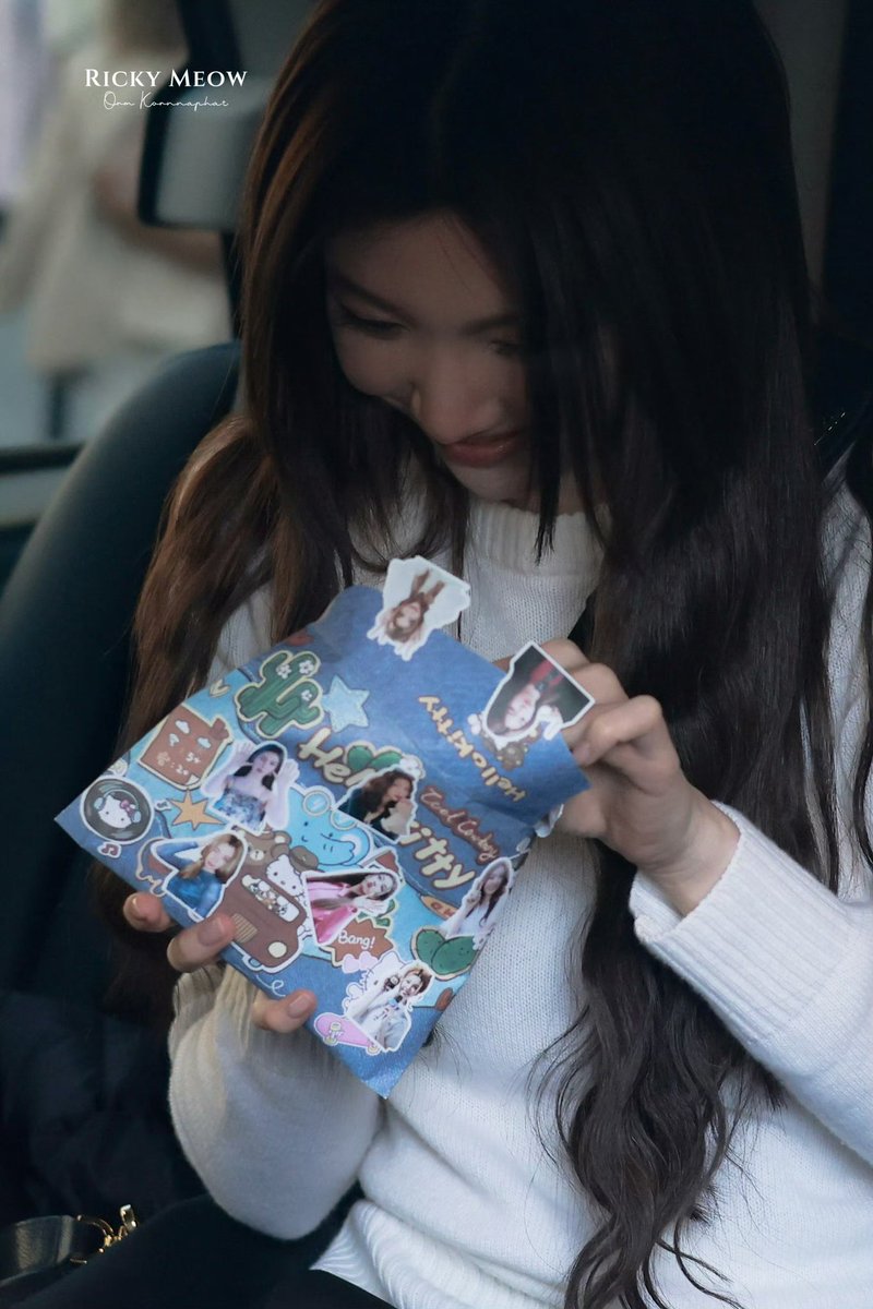 keinguyen93's tweet photo. She didn’t even wait… got in the car and opened the fan letter right away. The envelope was covered in adorable photos of Orm, and that little smile says everything. 🥰🤍 

#OrmKornnaphat 
#DiorAW26 #Dior #PFW 
#LingOrmDiorAW26APTLook
@Dior @ormmormm @XFashion https://t.co/eJaLw24Wm1