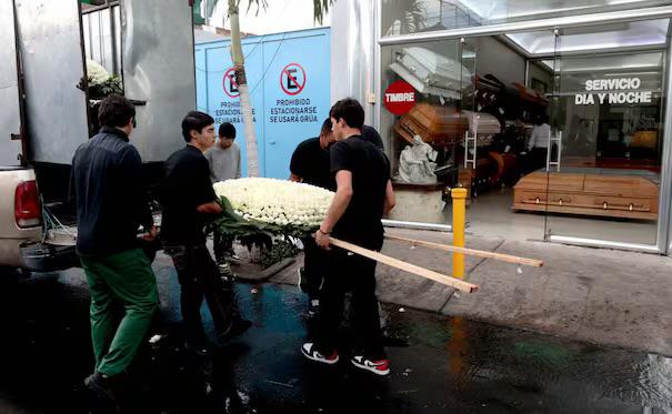 Riodoce_mx's tweet photo. Entre coronas de rosas, gallos y un operativo militar se realizó el #funeral del #Mecho, el pasado 1 de marzo en una funeraria de Guadalajara, Jalisco.
https://t.co/lqDwH1KTmU https://t.co/T7FWCsu09y