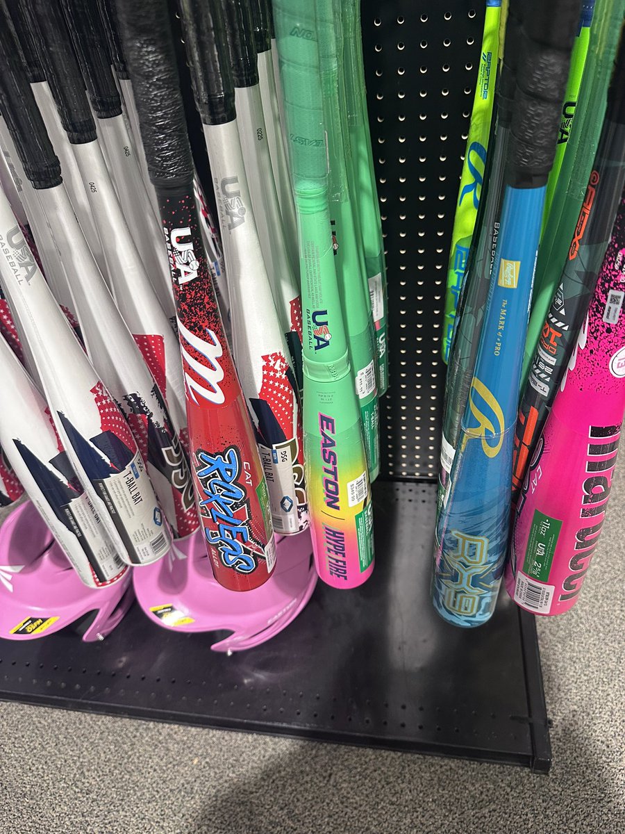 emzanotti's tweet photo. I want to meet the guy who is buying a $349.99 Easton Hype Fire for a t-baller https://t.co/PkGrutYJdr