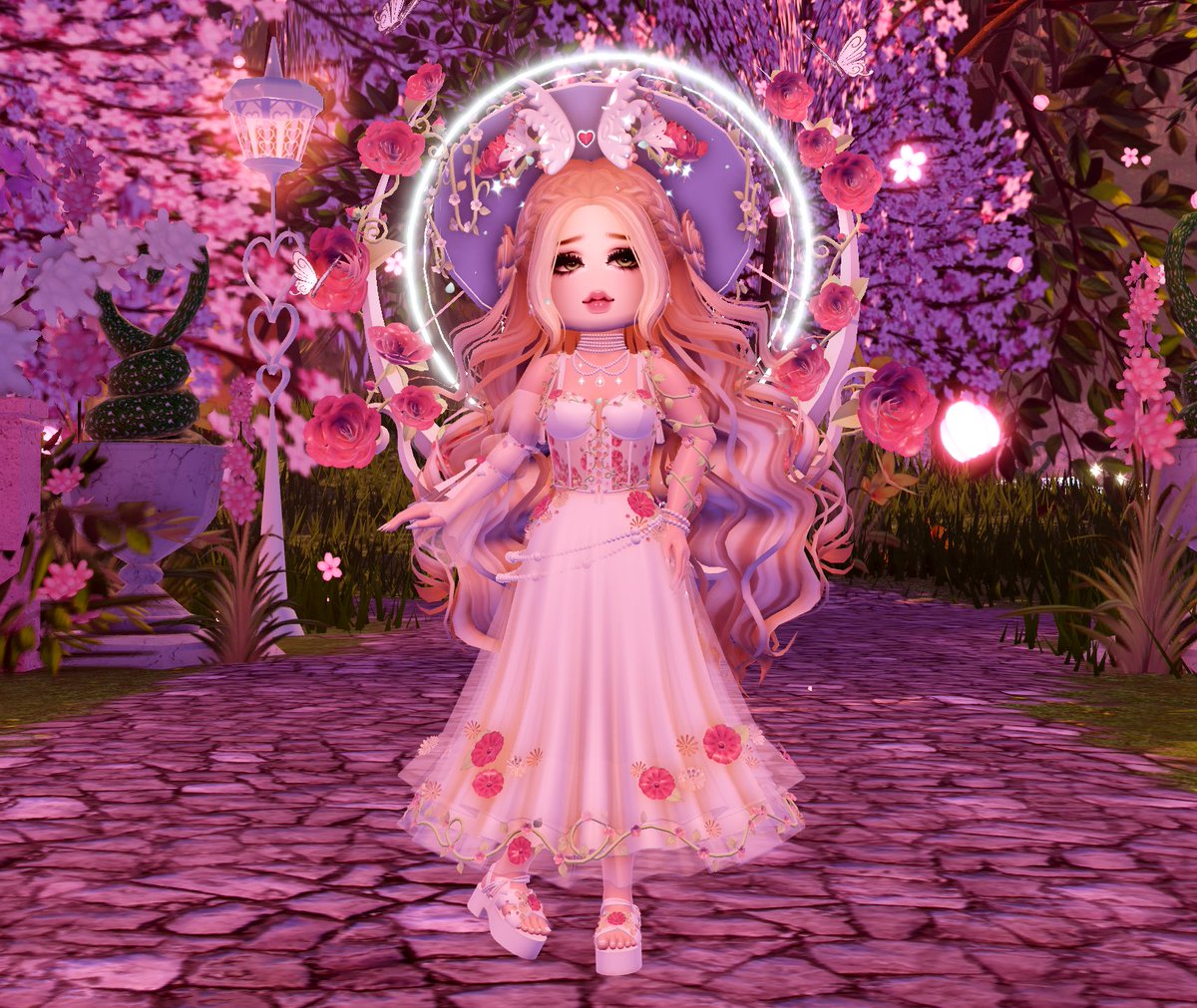 The Breezy Meadow is another set suited for Rosangelica! I love how this set reflects her love for nature, while also still highlighting her angelic heritage! 🤍

#RoyaleHigh 🌷