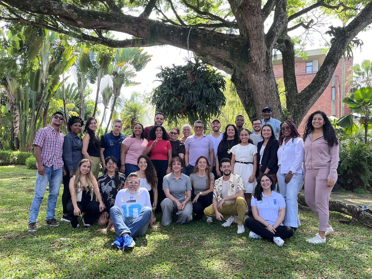 PnudColombia's tweet photo. Continuamos en esta serie de encuentros de #VocesQueTransforman, esta vez desde Cali, con un mensaje necesario: las palabras importan mucho en Colombia 🇨🇴 

Con el apoyo de @NoruegaenCOL 🇳🇴y junto a @BaudoAP @MisionONUCol @UBPDcolombia @ARNColombia y @lauao,  nos juntamos con cerca de 30 periodistas, liderazgos sociales, víctimas, firmantes de paz, comparecientes de fuerza pública, a quienes identificamos como poblaciones constructoras de paz. 💪

🧵(1/2)