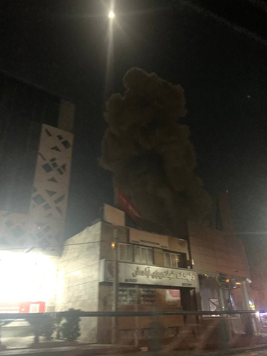 Nexo_Latino's tweet photo. 🔴#ULTIMAHORA La sede de la radiotelevisión iraní IRIB, blanco de ataques estadounidenses e israelíes

Un humo denso se eleva por 2 explosiones alrededor del recinto de la radiodifusión 

No se ha producido ninguna interrupción en el trabajo de la radiodifusión, informa la IRIB https://t.co/hIpEcuwZKn