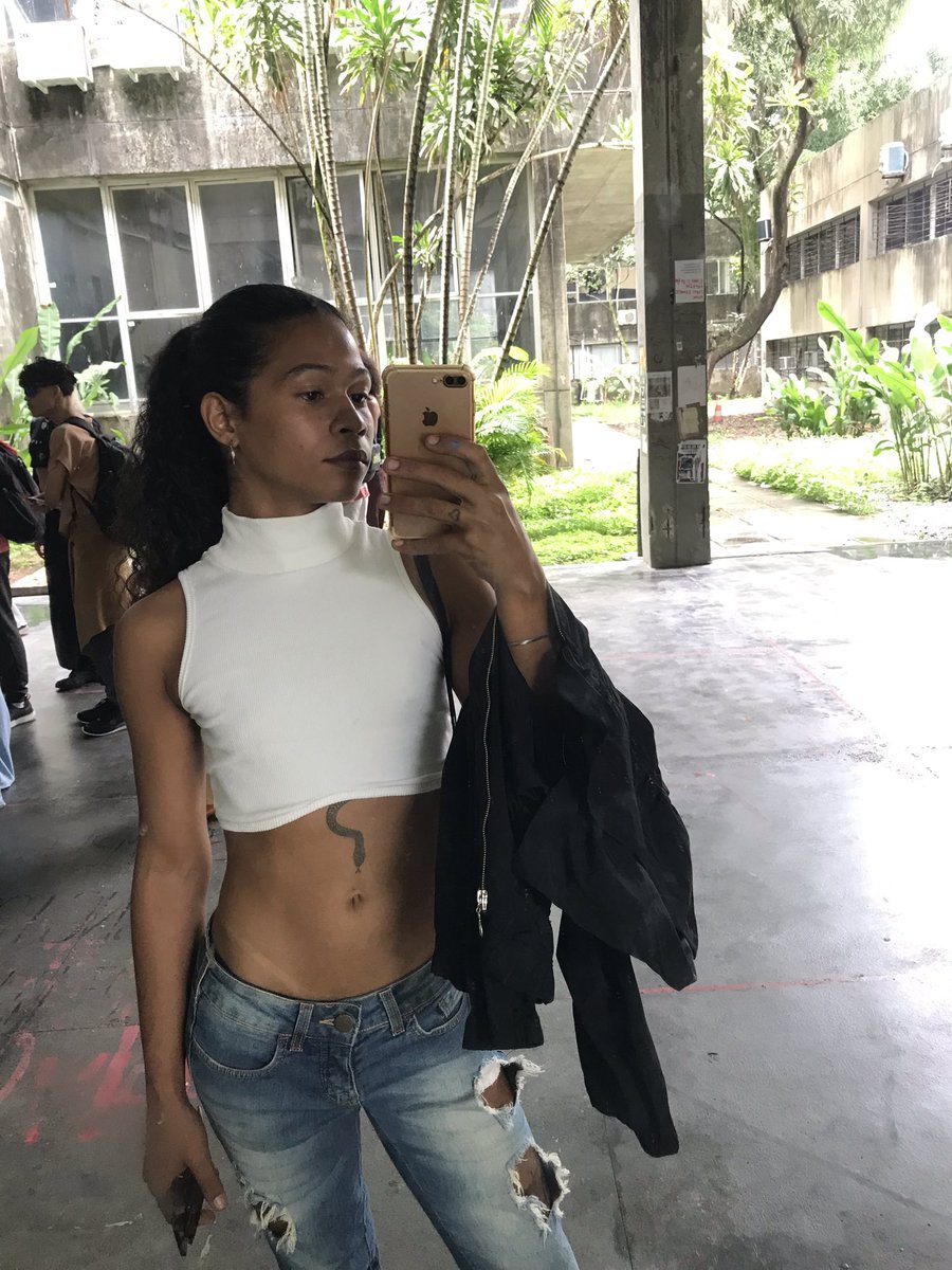 lanaleaopriv's tweet photo. O q vcs acharam da skin universitária? rsrsr https://t.co/MIbxKx0J1U