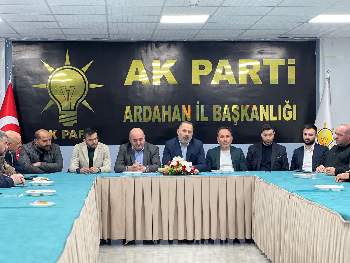 75HakanAydin's tweet photo. Haftalık yönetim kurulu toplantımızı; geçmiş dönem Gençlik Kolları İl Başkanlarımız Ömer Kahya, Osman Yıldız, Serdar Gökdemir, Özgür Yılmaz, Fevzi Bozkurt ve Emre Karakoyun ile gerçekleştirdik.
Vefa, teşkilat kültürümüzdür. Birlik ve beraberlik içinde Ardahan için çalışıyoruz. https://t.co/eK7vWiBXHI
