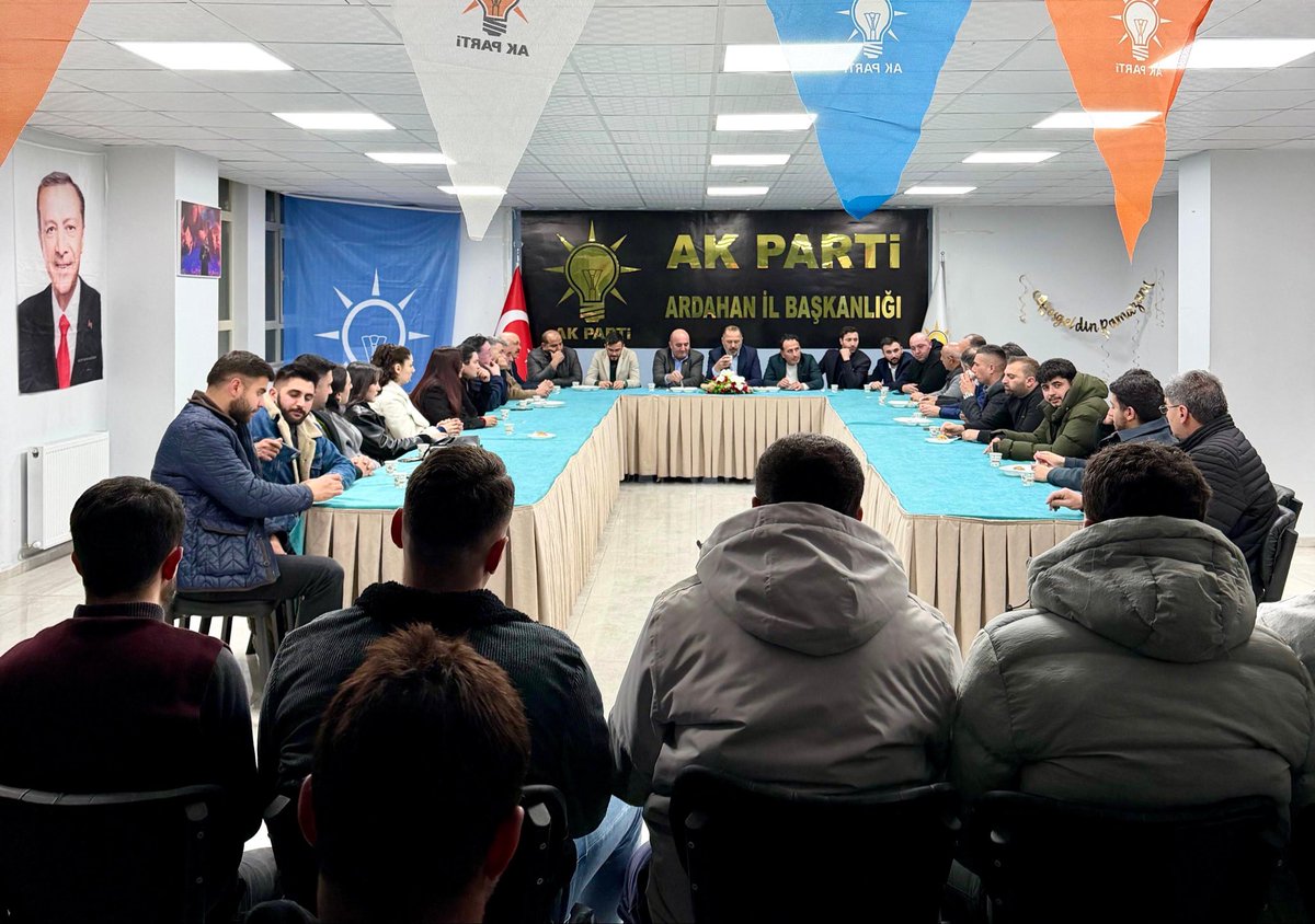 75HakanAydin's tweet photo. Haftalık yönetim kurulu toplantımızı; geçmiş dönem Gençlik Kolları İl Başkanlarımız Ömer Kahya, Osman Yıldız, Serdar Gökdemir, Özgür Yılmaz, Fevzi Bozkurt ve Emre Karakoyun ile gerçekleştirdik.
Vefa, teşkilat kültürümüzdür. Birlik ve beraberlik içinde Ardahan için çalışıyoruz. https://t.co/eK7vWiBXHI