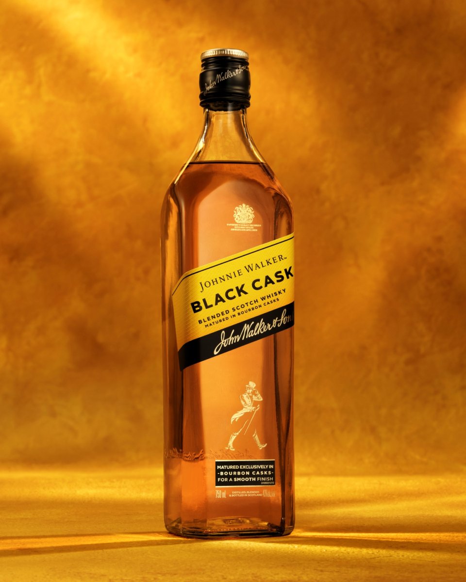 themanualguide's tweet image. Johnnie Walker unveils its first new permanent U.S. blend in 15 years: Black Cask, aged in American white oak ex-bourbon barrels. This brings out layered notes of creamy vanilla, rich caramel, gentle spice, and oaky warmth.

#johnniewalker #scotch #whisky