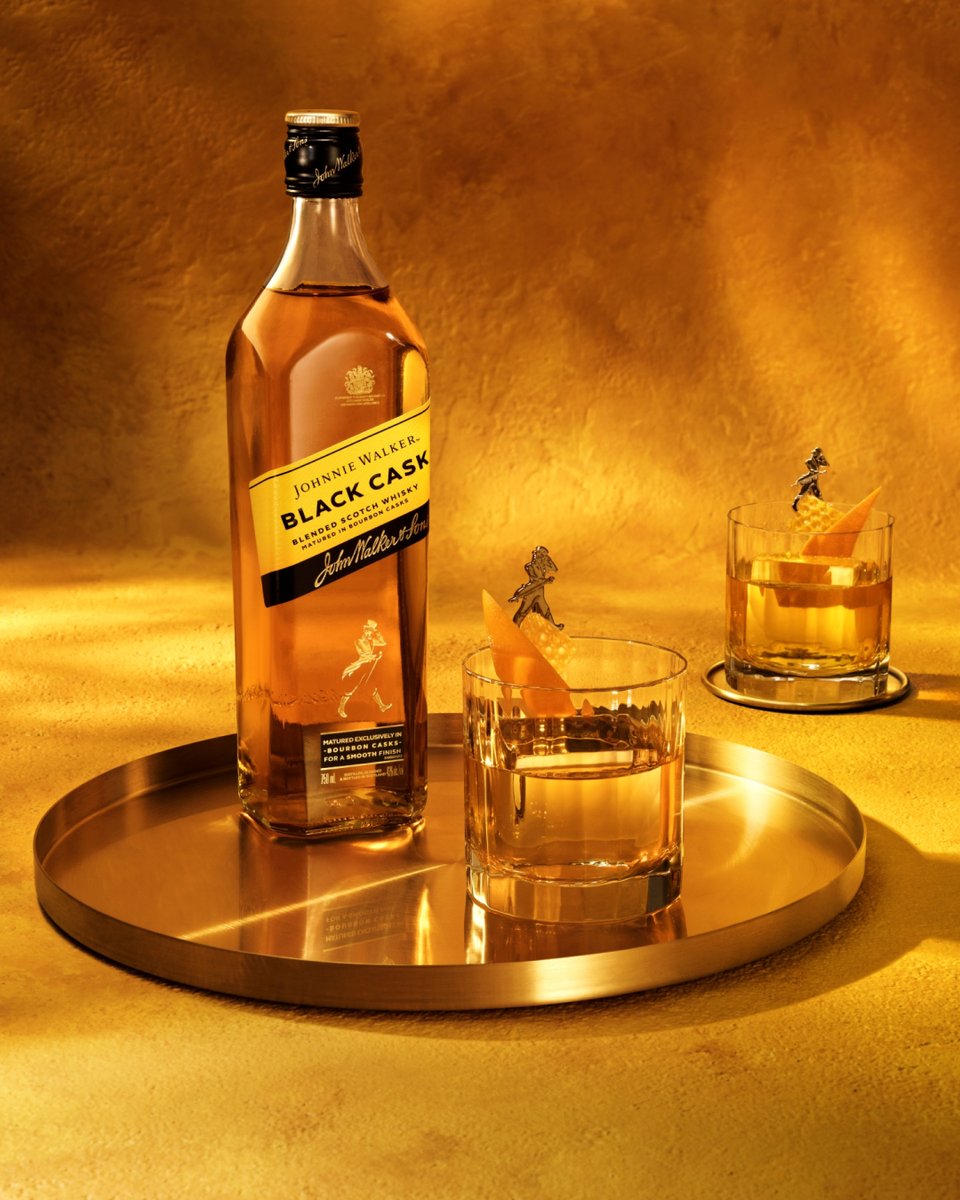 themanualguide's tweet image. Johnnie Walker unveils its first new permanent U.S. blend in 15 years: Black Cask, aged in American white oak ex-bourbon barrels. This brings out layered notes of creamy vanilla, rich caramel, gentle spice, and oaky warmth.

#johnniewalker #scotch #whisky