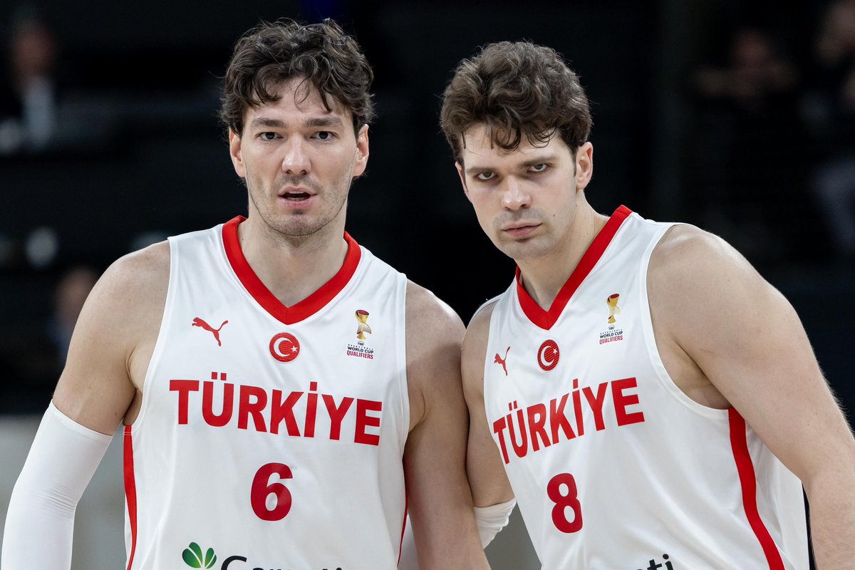 TBF's tweet image. Sırbistan karşısında kazanarak 2. tur biletini garantileyen 12 Dev Adam'ın zafer gecesinden kareler. 📸

#BizBirlikteyiz

#FIBAWC x #StepItUpTürkiye
