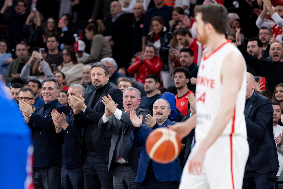 TBF's tweet image. Sırbistan karşısında kazanarak 2. tur biletini garantileyen 12 Dev Adam'ın zafer gecesinden kareler. 📸

#BizBirlikteyiz

#FIBAWC x #StepItUpTürkiye