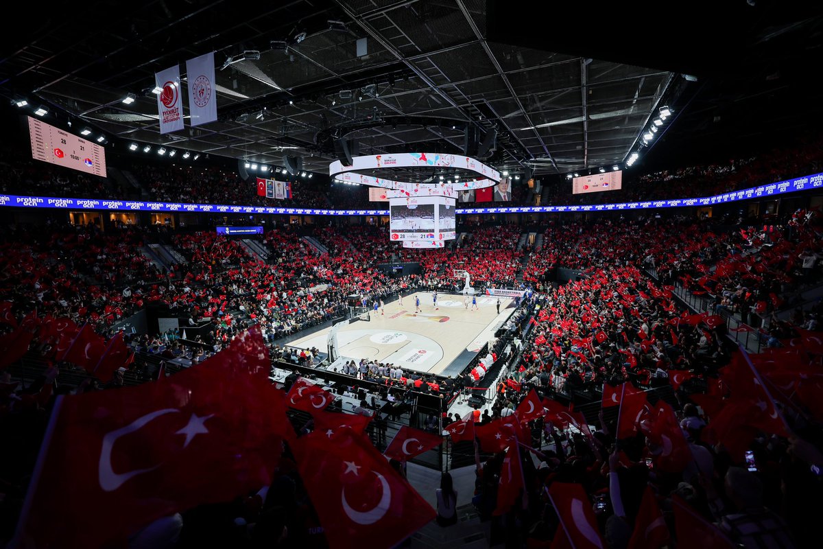 TBF's tweet image. Sırbistan karşısında kazanarak 2. tur biletini garantileyen 12 Dev Adam'ın zafer gecesinden kareler. 📸

#BizBirlikteyiz

#FIBAWC x #StepItUpTürkiye