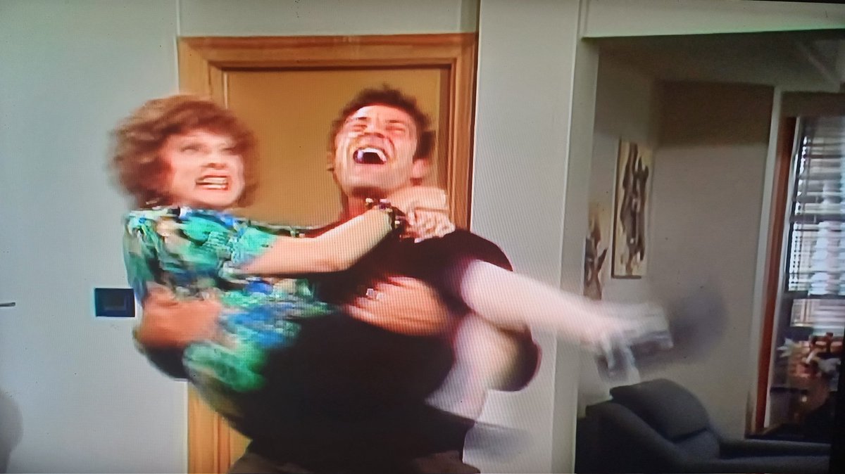 "se a Maria do Carmo gosta de mim, VOU FAZER DE TUDO PRA CONQUISTÁ-LA !!!! TÔ MUITO FELIZ MAMÃEEEEEEEE !!!!!!"
"solta a mamãe filhinhaaaaaaaa"

o último romântico #RainhaDaSucata