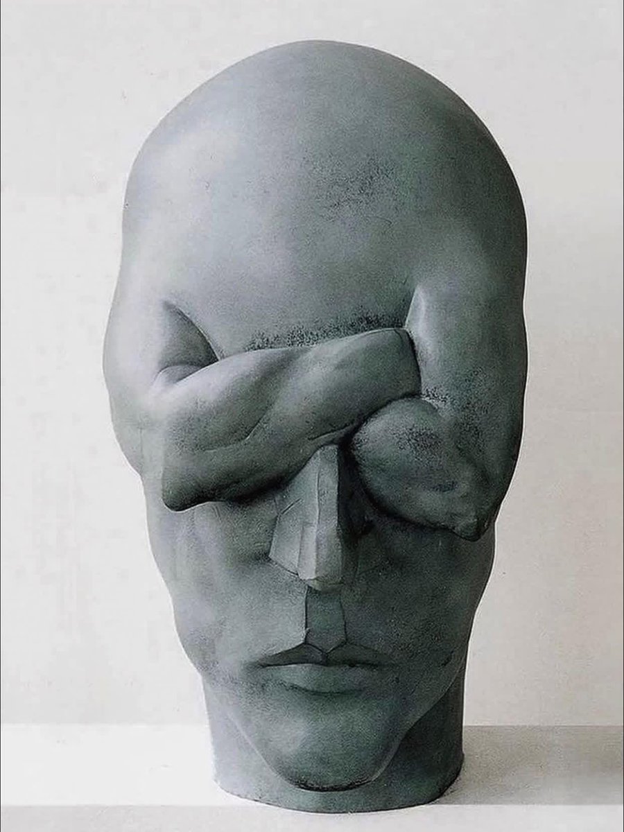 لا يمكنك مصافحةُ يدٍ مقبوضة،
ولا مناقشةُ عقلٍ موصَد،
ولا محاورةُ فكرٍ متحجِّر  ."