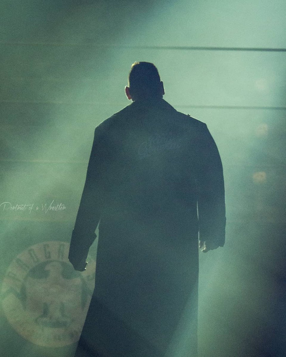 senjanzi's tweet photo. Es ist Montag, meine Duden! 😤   

Heute vernichtet der Ringgeneral Dragon Lee und wird zum Drachenslayer. Zum Feiern gibt's zwei uralte Fotos mit starker Aura 🔥 #RinggeneralWatch #GUNTHERposting https://t.co/HZrO6Ndela
