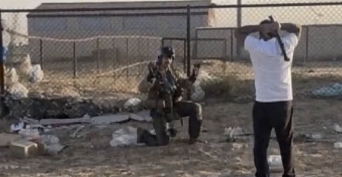 3jm7_'s tweet photo. يشوف العمر رحله قصيره بعدها دود
و يبيع الحياه الي تسبب له الضجره

شجاعٍ تحلوى الموت والملح والبارود
يجثث ركاب عداه في قضبة العجره

 #الكويت_خط_احمر https://t.co/7JhHm00ToG