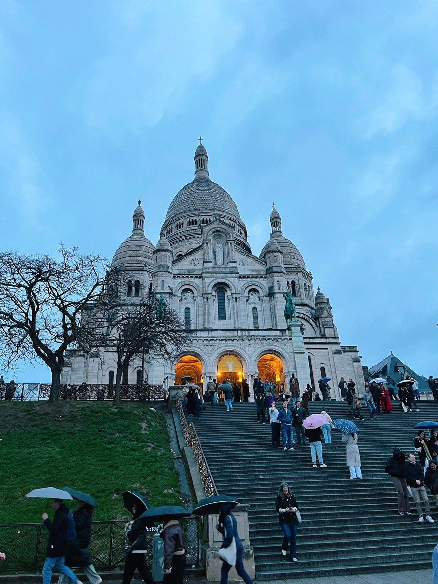 サクレクール寺院🛕 あいにくの雨だったけど、それでも日没からの夜景