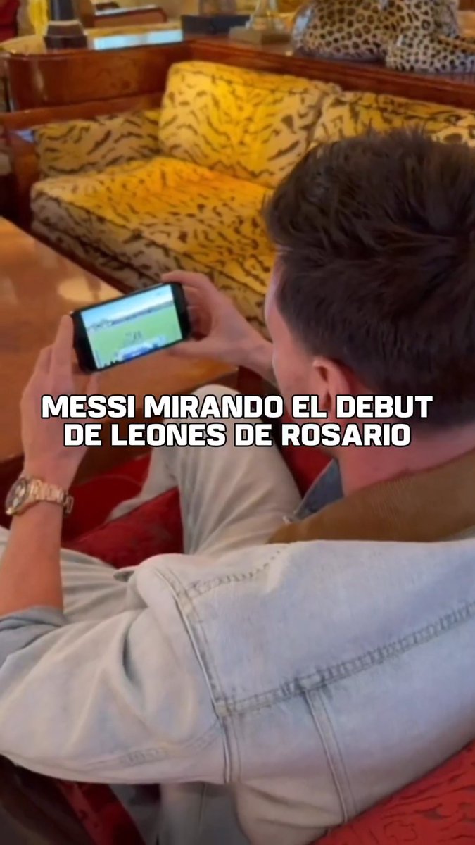 ميسي يعود إلى الجذور.. "الأسد" يظهر فجأة في دوريات الظل بالأرجنتين! هل ظننت أن ميسي سيفارق ملاعب الأرجنتين المغمورة؟. في مشهدٍ عاطفي لفت أنظار العالم، رصدت الكاميرات الأسطورة ليونيل ميسي وهو يتابع من المدرجات الظهور الأول لنادي "ليونز دي روزاريو" في دوري الدرجة الثالثة.. المفاجأة لم تكن فقط في وجود "البولغا"، بل في دعمه العائلي الصريح، حيث يترأس هذا النادي شقيقه، مما جعل ميسي يتخلى عن بريق الملاعب الكبرى ليؤازر مشروع عائلته في قلب مسقط رأسه روزاريو 