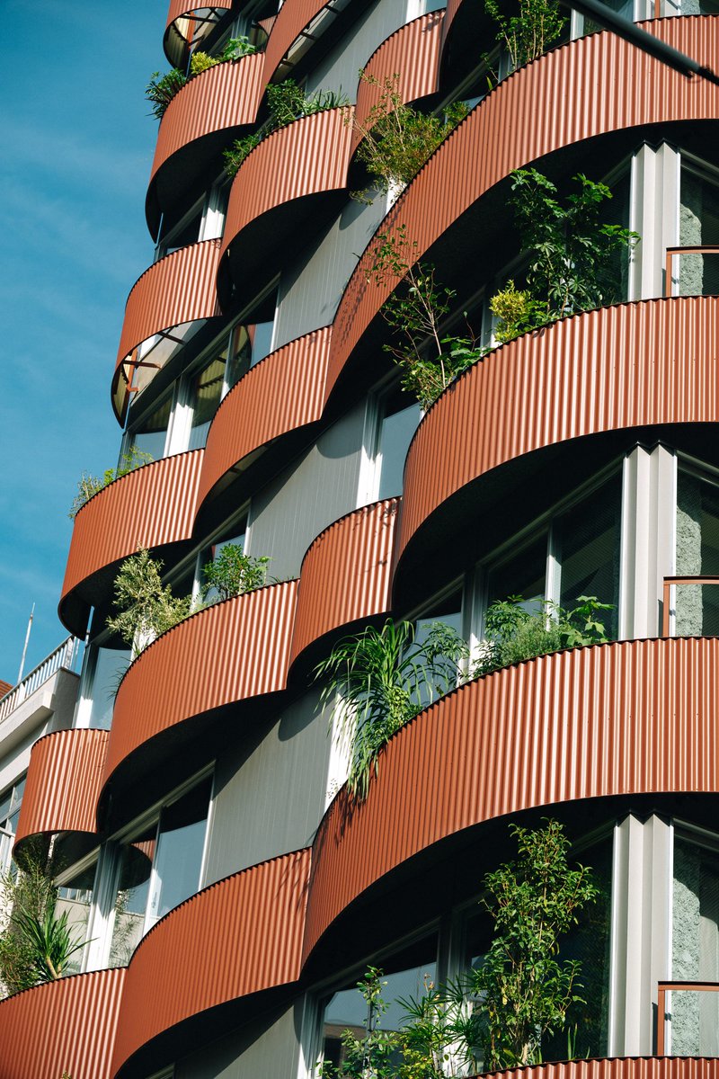 dezeen's tweet photo. Plants donated by local residents cover undulating facade of SOIL Nihonbashi:
https://t.co/OQQjeKzwIk https://t.co/fzREha4FNF