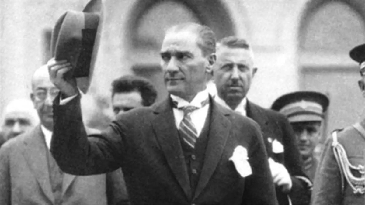 3 Mart 1924 | Gazi Mustafa Kemal Atatürk, 102 yıl önce bugün hilafeti kaldırdı:

"Efendiler ve ey millet, iyi biliniz ki, Türkiye Cumhuriyeti şeyhler, dervişler, müritler, meczuplar memleketi olamaz. En doğru, en gerçek yol, medeniyet yoludur."
