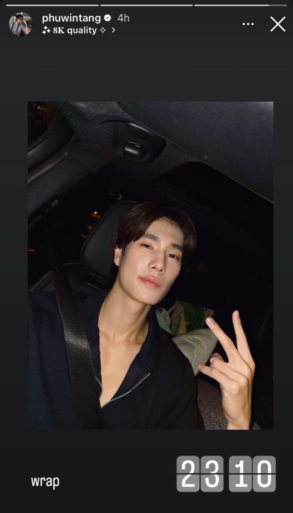 mightyIoki's tweet photo. Gimana pond ga percaya phuwin gabisa dateng ke gala premiernya, phuwin beneran lagi syuting shth dan dia kabur dari loksyut buat nemuin dan ngasih surprise mana bawa bunga matahari juga disaat phuwin sendiri ada alergi sama bunga. POND NARAVIT YOU’RE SO LUCKY 😭😭😭 https://t.co/V7AYh5GkYa