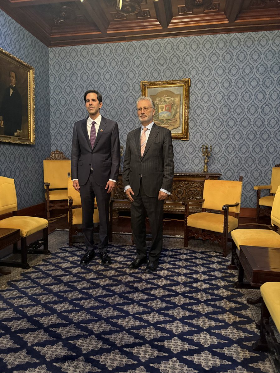 Italy in Venezuela tweet media