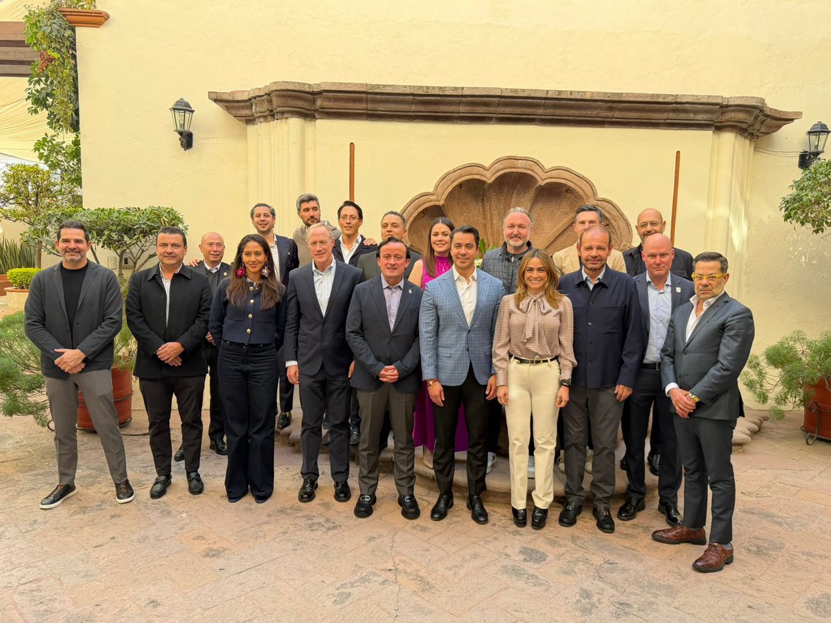 Haciendo equipo con el gobernador <a href="/makugo/">Mauricio Kuri</a> y la oficial mayor Linda Rangel, seguimos impulsando proyectos por el deporte y la proyección de nuestra ciudad y de todo el estado.

Un gusto saludar y dialogar con <a href="/MikelArriolaP/">Mikel Arriola</a>, Ivar Sisniega, Duilio Davino y miembros de la directiva