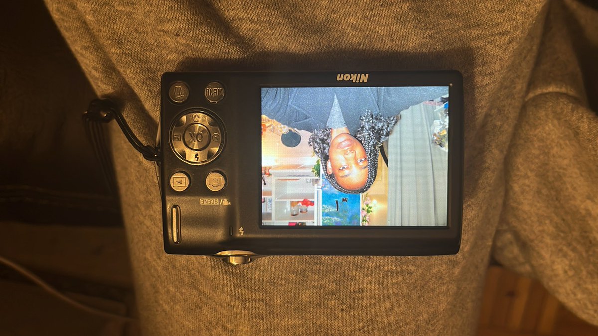 Salut les humains. En allant en boîte de nuit ma sœur a trouvé un appareil photo de la marque Nikon de la série CoolPix rose. La boîte de nuit c’était le Bridge le 28 Février 2026. 
Si vous pouvez relayer l’info pour que je puisse retrouver la fille MERCI 🥲