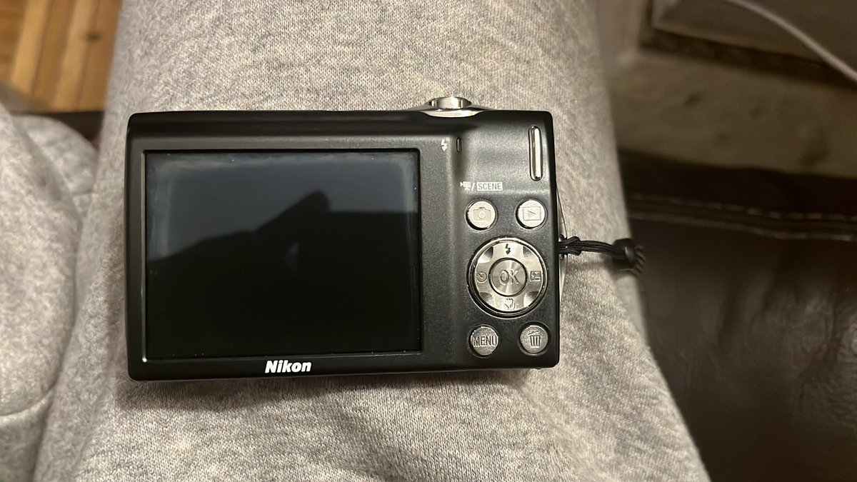 pasdenoml's tweet photo. Salut les humains. En allant en boîte de nuit ma sœur a trouvé un appareil photo de la marque Nikon de la série CoolPix rose. La boîte de nuit c’était le Bridge le 28 Février 2026. 
Si vous pouvez relayer l’info pour que je puisse retrouver la fille MERCI 🥲 https://t.co/9pyJngsXx7