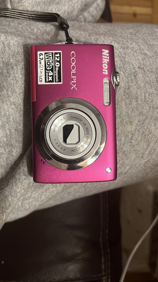 pasdenoml's tweet photo. Salut les humains. En allant en boîte de nuit ma sœur a trouvé un appareil photo de la marque Nikon de la série CoolPix rose. La boîte de nuit c’était le Bridge le 28 Février 2026. 
Si vous pouvez relayer l’info pour que je puisse retrouver la fille MERCI 🥲 https://t.co/9pyJngsXx7