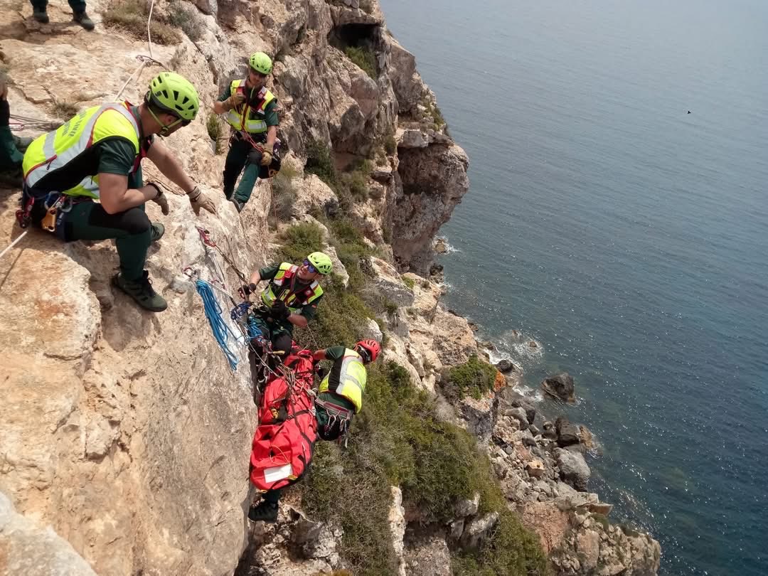 1905Civil's tweet image. 🌊⛰️ Cada minuto cuenta

En un entorno abrupto y de difícil acceso, el GREIM coordina el rescate y traslado en camilla de una persona herida.

Precisión, serenidad y compromiso en situaciones críticas.

#GREIM #GuardiaCivil💚🇪🇸💚🇪🇸💚🇪🇸