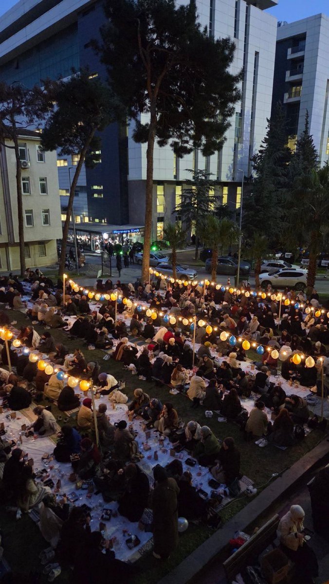 islamiigenclikk's tweet photo. Marmara Öğrencileri olarak bir araya geldiğimiz bu iftar sofrası, birlik ve beraberliğimizin en güzel örneklerinden biri oldu.
“@dijital_kultur1 ve diğer 2 kulübümüz ile düzenlediğimiz iftarımız çok güzeldi elhamdülillah. İftarımızı yaptıktan sonra namazımızı edâ ettik. Marmara öğrencilerinin bu denli çok olan katılımı bizleri ziyadesiyle memnûn etti. Allah sayılarımızı artırsın. Âmin.”🌹