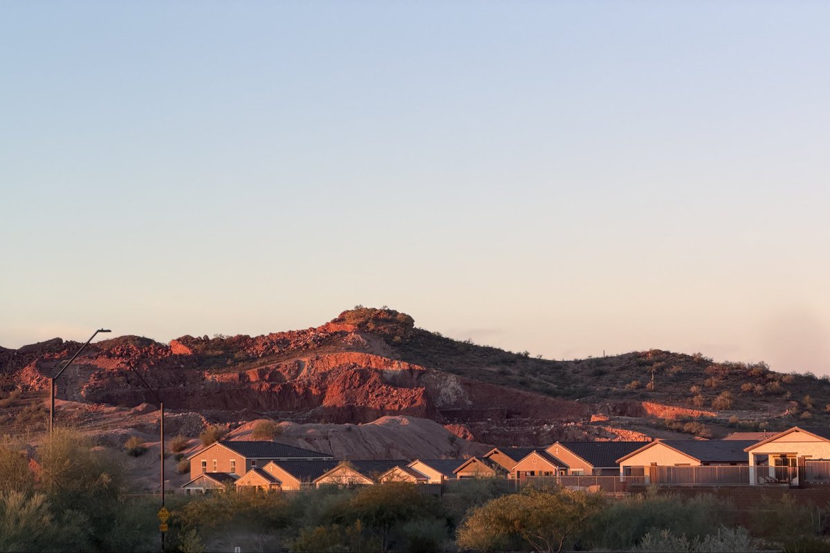 dsamaddar's tweet image. "There is a sort of elation about sunlight on the upper part of a house". – Edward Hopper

And I totally agree. 

Desert landscape 
iPhone 17Pro

#mobilephotography