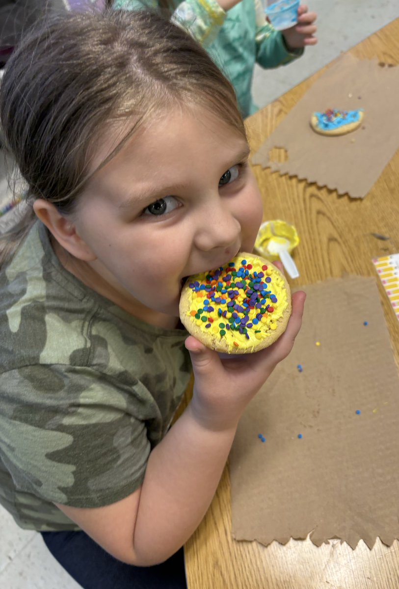julharr_'s tweet photo. We earned a Smart Cookie party today! I’m lucky to have a classroom full of smart cookies! They sure are sweet!😉❤️🥰🦔🍪 @WBESbears https://t.co/7shVuLwsCP