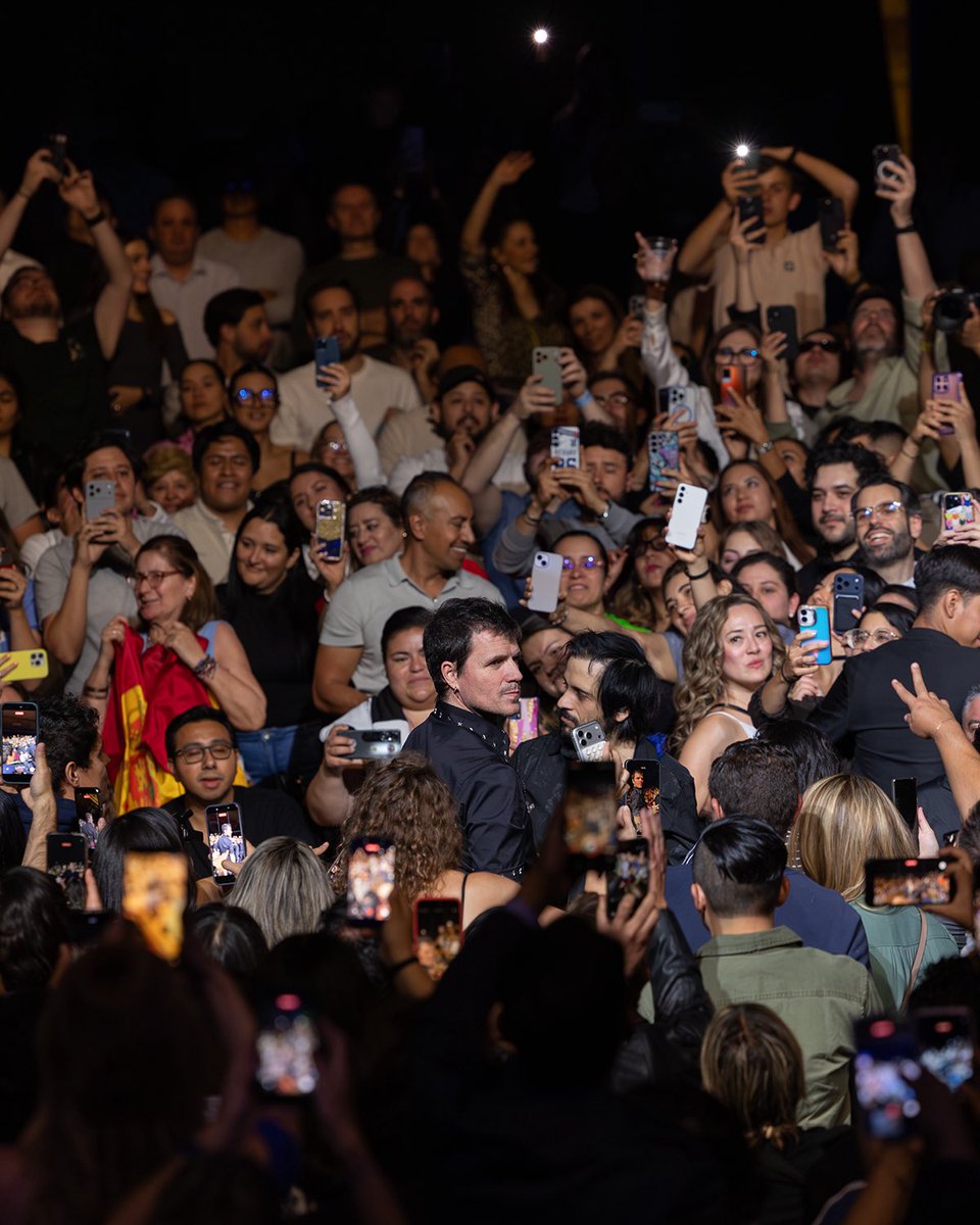 _danielmartin_'s tweet photo. México, el viernes sentí algo que nunca había sentido desde la primera vez que me subí ahí a un escenario en 2002, en el “Salón 21”. Fue mágico: os sabíais todas las canciones, hubo una conexión estratosférica, energía preciosa en el Metropólitan, verdad. Allí nadie estaba por charts, streamings, publicidad, marketing. Nadie acudió allí por la llamada de nada de eso, todos fuimos a abrir un regalo: las canciones, ellas os llevaron hasta allí. La música del alma no entiende de industrias ni de campañas, entiende de lo real, de melodías y letras que tocan o no tocan el corazón y por ello me siento lleno y afortunado, 
Ya estoy pensando en una idea, ¿qué os parece si nos vemos en octubre de este año y hacemos algo diferente? Gracias por tanto cariño, Pepo Ferradas, Ocesa, @sonymusicmexico, Puercoespin, mi staff y mis fans. Gracias a esta vida tan bonita que me ha tocado vivir. A seguir devolviendo lo recibido.

📸 y 🎥: Malditos Artistas.