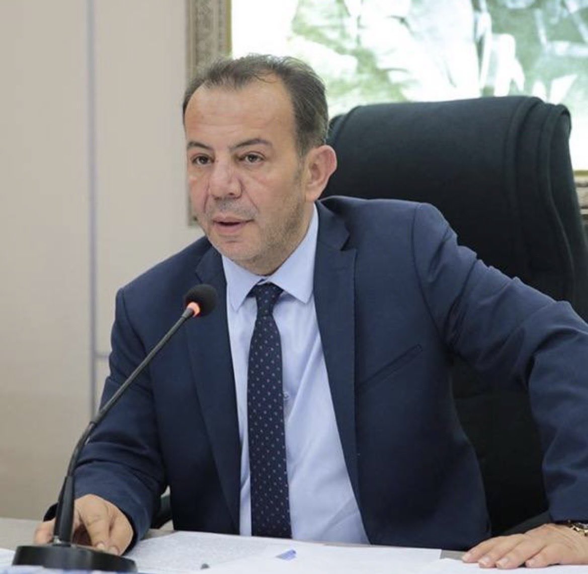 Bolu Belediye Başkanımız Tanju Özcan’ın, hakkında şikayette bulunduğu savcının yürüttüğü süreç sonucunda gece yarısı operasyonuyla gözaltına alınması ve ardından tutuklanması, hukuk devleti adına kabul edilemez bir tablodur.

Şikayet edilen bir savcının aynı dosyada görev almaya